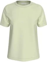 Remera color verde claro de Calvin Klein Jeans, de corte recto, cuello redondo y manga corta. Presenta el monograma de la marca bordado en el frente.