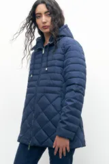 Campera azul marino con diseño capitoneado de rombos, cierre frontal con cremallera y capucha.