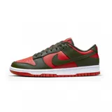 Championes Nike Dunk Low Retro con diseño tricolor en blanco, negro y naranja. Presentan una base de cuero blanco con superposiciones en cuero negro, el icónico swoosh lateral en color naranja y suela de goma naranja.