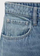 Jeans de tiro alto con diseño balloon y estilo barrel, confeccionados en tejido de algodón estilo tejano. Presentan cierre delantero de cremallera y botón, trabillas y cinco bolsillos.