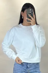 Buzo de cuello redondo y manga larga, color negro, con diseño de pequeños puntos brillantes distribuidos por toda la prenda. Presenta puños y ruedo acanalados.