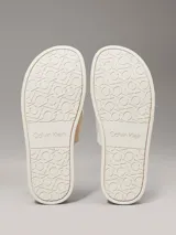 Sandalias planas Calvin Klein color blanco con doble tira ancha con logo jacquard en relieve.