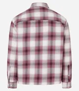 Camisa masculina de franela a cuadros en tonos borgoña y crema, corte comfort, cuello inglés, abotonada al frente y manga larga.