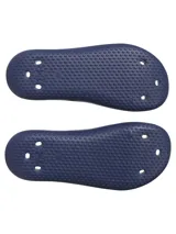 Sandalias tipo ojotas Under Armour modelo Locker V, confeccionadas en una sola pieza de EVA moldeada de secado rápido. Presentan un diseño ergonómico con orificios de drenaje laterales para evitar la retención de agua, plantilla texturizada para mayor tracción y el logo de la marca en relieve sobre la banda superior.