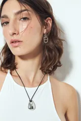 Body negro de tiras finas con escote alto al frente y espalda cruzada descubierta.