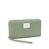 Billetera larga con cierre perimetral, confeccionada en material sintético texturizado color mostaza. Cuenta con correa de mano extraíble y placa metálica con logo de la marca en el frente.