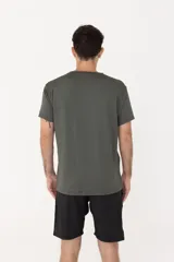 Remera deportiva verde militar de poliéster y elastano, con tecnología Drifit y corte ajustado.