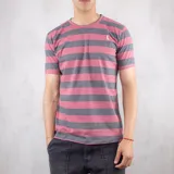 Remera de mangas cortas con cuello redondo, a rayas horizontales rosas y grises, con logo pequeño bordado en el pecho.