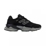 Championes New Balance modelo 9060, con diseño robusto y moderno en tonos beige y crema. Presentan una combinación de texturas en gamuza y malla, con la característica letra N en los laterales y una suela voluminosa con tecnología de amortiguación.