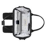 Mochila negra de poliéster con textura de borreguito. Tiene sistema MOLLE, compartimento acolchado para tablet o PC, correa para sujetar a la maleta y tirantes acolchados antitranspirantes.