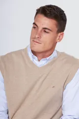 Chaleco tejido de hilo de algodón en color azul marino, con cuello en V y diseño clásico.
