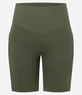 Bermuda deportiva de tiro alto con cintura ancha, confeccionada en tejido de poliamida con elastano, ofreciendo un ajuste cómodo y gran movilidad.