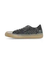 Sneaker de estilo urbano confeccionado en cueros mixtos con acabado de glitter negro en los laterales, puntera metalizada y suela de goma en tono miel. Presenta cordones con hilo de lurex.