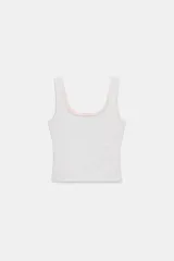 Top negro de mezcla de algodón, con escote redondo y tirantes anchos. Presenta un diseño de tejido en superposición.