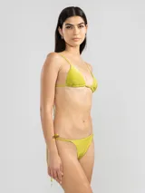 Conjunto de bikini color verde lima con textura acanalada. El corpiño es de triángulo con tirantes finos y detalle de cuentas en los tirantes. La bombacha es de corte clásico con tiras laterales ajustables y detalle de cuentas en las puntas.