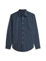 Camisa azul marino con diseño de rayas verticales blancas, de manga larga, corte amplio, cuello clásico y bolsillo de parche en el pecho con el logo bordado.
