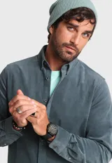 Camisa de pana azul marino de manga larga con cuello abotonado.