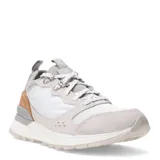 Championes Merrell modelo Alpine 83, con diseño retro inspirado en el senderismo. Presentan una combinación de materiales en tonos claros, incluyendo ante y textil, con detalles en cuero color caramelo en el talón. Cuentan con suela de EVA ligera y cordones reforzados.