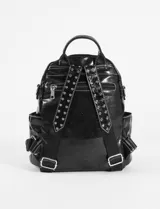 Mochila negra de cuero sintético con acabado brillante, doble cierre superior, bolsillo frontal con cierre y bolsillos laterales abiertos. Incluye un llavero decorativo con tachas plateadas.