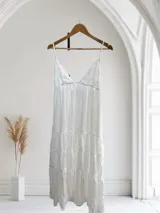 Vestido corto con breteles finos y escote en V, con detalles de encaje en el busto.