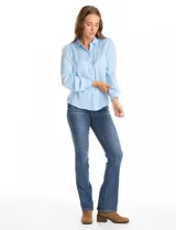 Camisa de satén color celeste, con cuello clásico, cierre frontal con botones y mangas largas con puños abotonados.