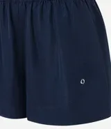 Bermuda deportiva corta de microfibra ligera, color lila, con cintura elástica funcional y textura de agueros.