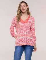 Remera de rayón con estampado en tonos de azul, escote en V con pechera enmarcada y frunces centrales, mangas 3/4 con sistema roll-up.