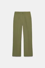 Pantalón de tiro alto color verde oliva, de corte recto y pierna ancha, con pinzas frontales y bolsillos laterales.