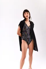 Camisa de playa celeste de jean con mangas cortas y botones.