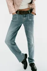 Jeans de tiro bajo y corte slim, color celeste con efecto lavado, con trabillas, cinco bolsillos y cierre frontal con cremallera y botón metálico.
