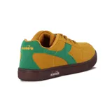 Championes Diadora Champion Lifestyle Helio II de gamuza color mostaza con detalles en verde y suela marrón.