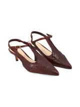 Zapato slingback tipo oxford con textura símil cocodrilo, color bordó, de taco fino bajo, punta fina, tiras en T y tira ajustable con hebilla en el talón.