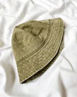 Gorro tipo bucket de gabardina color verde oliva con ala corta.