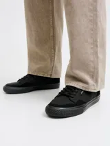 Championes urbanos de diseño moderno, confeccionados con capellada de poliuretano que imita la textura de la gamuza. Presentan cordones al tono, interior de malla de poliéster y suela de goma resistente.