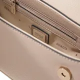 Cartera tipo bandolera Guess modelo Danya, color gris topo, con estructura redondeada y solapa frontal con logo triangular metálico. Incluye correa ajustable y desmontable.