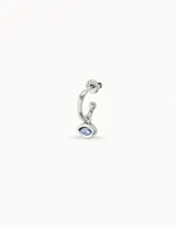 Pendiente tipo piercing de aleación de metales bañada en plata, con forma de aro curvo y un pequeño detalle esférico en el extremo inferior.