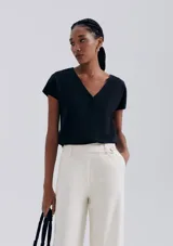 Blusa color naranja de lino con escote en V y mangas cortas.