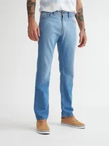 Pantalón de jean celeste, de corte recto, con bolsillos delanteros y traseros.