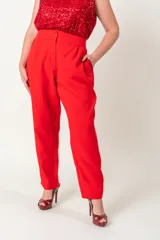 Pantalón fucsia de crepe con bolsillos laterales con detalle de paillettes.