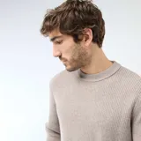 Sweater de punto de cuello redondo, con diseño liso y textura acanalada, de corte clásico.