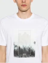 Remera blanca de corte regular fit con estampado de paisaje urbano y logo de la marca BOSS.