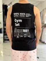 Musculosa blanca con estampado negro en la espalda con diseño tipográfico y gráfico inspirado en información nutricional humorística.