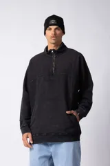 Buzo de frisa con efecto de lavado snow, corte oversize, cuello alto con medio cierre frontal y bordado al tono en el pecho. Cuenta con bolsillos laterales.