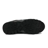 Championes de trekking color gris con detalles en rojo y negro, con suela de goma antideslizante.