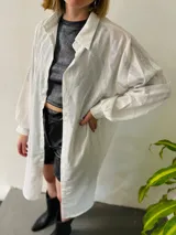 Camisola larga blanca con pequeños apliques de strass plateados. Puede usarse como vestido o sobre camisa.