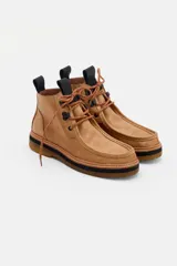 Borcego de cuero color marrón con diseño de costuras tipo mocasín en la puntera, cordones jaspeados y suela de goma con plataforma en capas.