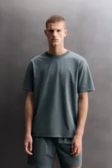Camiseta de entrenamiento Zara Athleticz, de corte regular, color gris azulado, con cuello redondo en rib doble y manga corta.