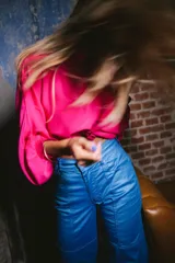 Pantalón jean de tiro alto color azul metálico, con bolsillos delanteros y traseros.