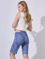 Bermuda de gabardina elastizada con estampado abstracto en tonos azules y blancos.