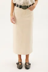 Falda midi color beige, de corte recto y tiro alto.